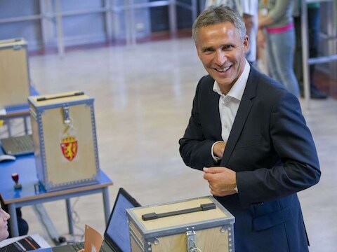 Stoltenberg brengt zijn stem uit.