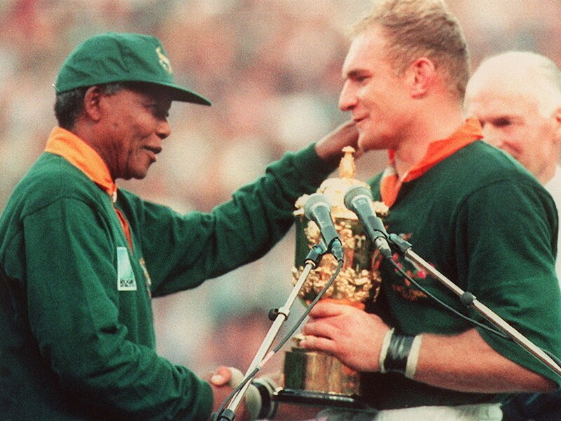 Mandela in 1995 met de Zuid-Afrikaanse rugby-aanvoerder Francois Pienaar.