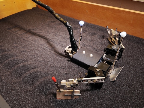 De flipperbot heeft twee houten plankjes als flippers.