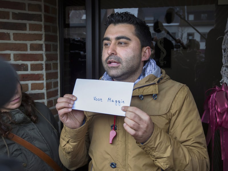 Woordvoerder Samir Hamrad met een vliegtuigticket naar Kaboel voor Maggie de Block.