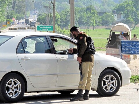 Een Pakistaanse soldaat controleert de identiteit van een chauffeur in de omgeving waar Laden omgebracht werd.