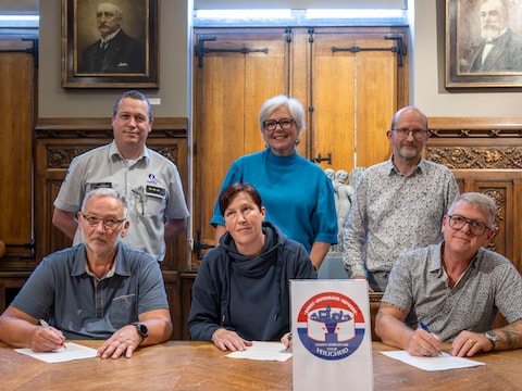Wim, Wendy en Tom ondertekenden het BIN-charter in het stadhuis.