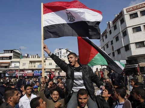 Betogers in Gaza met Egyptische vlag.