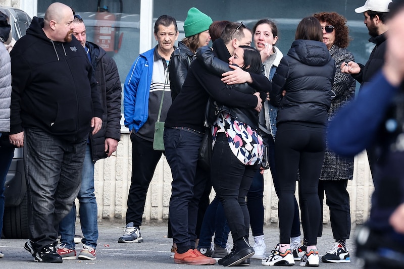 Mensen zoeken troost bij elkaar na het drama.