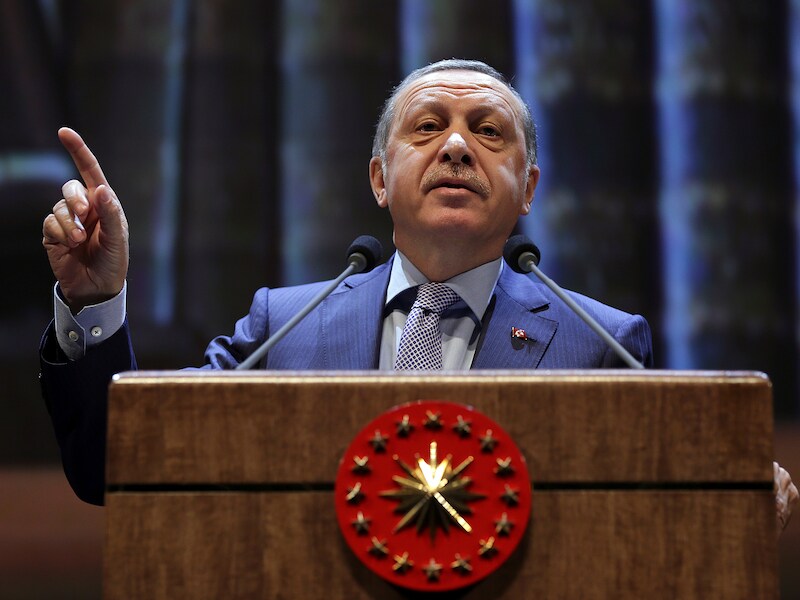 De Turkse president Erdogan wil een deel van Syrië onder Turkse invloed plaatsen, vrij van jihadisten en Koerdische groeperingen. De operatie zou één van de grootste Turkse buitenlandse interventies zijn sinds de val van het Ottomaanse Rijk.