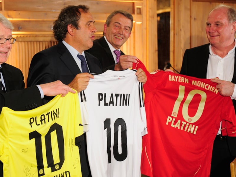 Michel Platini (tweede van links).