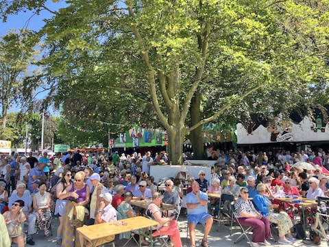 Bezoekers Fonnefeesten zoeken schaduw op onder de bomen van het Josephine Charlottepark