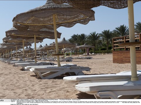 Een verlaten strand in Egypte.