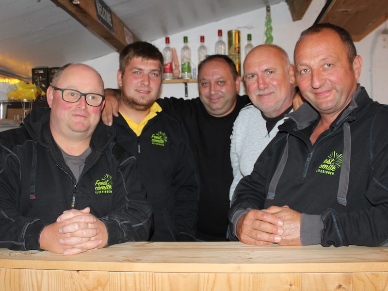 Bernard Zoete, Hannes Mortier, Dries De Ruyter, Gino Nowé en Bart Niville van het Alveringemse feestcomité: 
