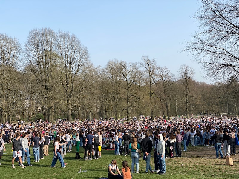 Duizenden mensen komen samen in Ter Kamerenbos.