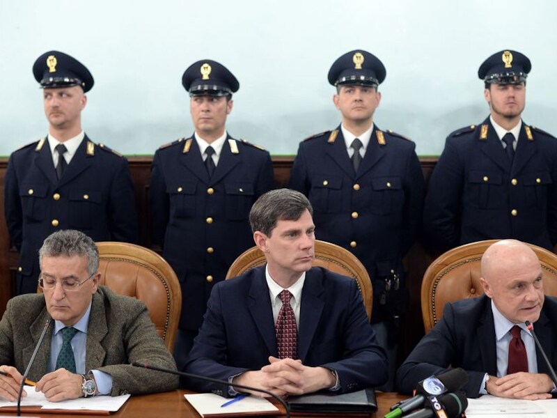 De codenaam van de operatie was 'New Bridge' en de Italiaanse politie heeft twee jaar onderzoek gedaan om deze operatie uit te kunnen voeren. Op deze foto de Amerikaanse aanklager William Nardini (midden), die wordt geflankeerd door Amerikaanse en Italiaanse collega's.