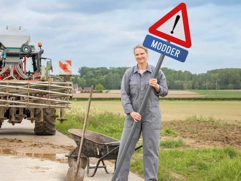 Politie waarschuwt voor modder op de weg. 
