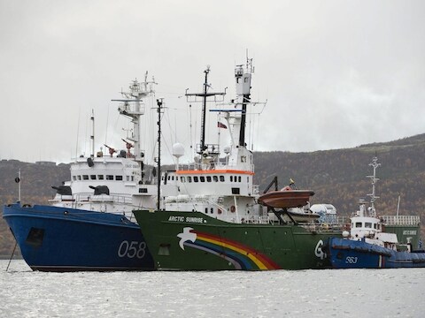 Het Greenpeace-schip Arctic Sunrise en twee Russisiche schepen.