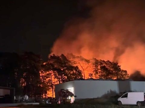 De nachtelijke hemel kleurde rood door de brand in Tremelo.