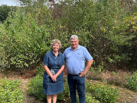 Ook voor deelgemeente Zoersel zijn er concrete plannen voor een natuurbegraafplaats. Links: burgemeester Katrien Schryvers (CD&V + Vooruit), rechts: schepen voor Openbaar Groen Danny Van de Velde op de toekomstige plek 