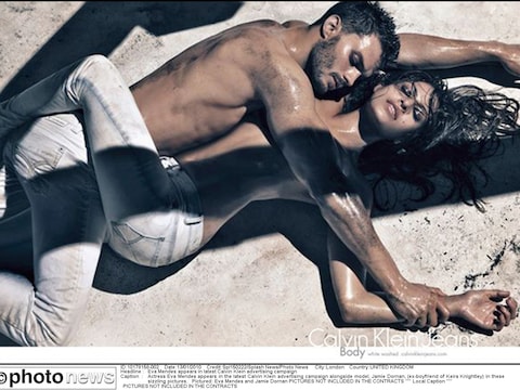 Jamie Dornan en Eva Mendes voor een shoot van Calvin Klein