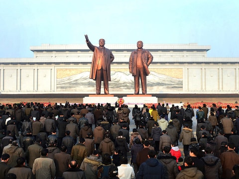 Noord-Koreanen voor de standbeelden van de vroegere leiders Kim Il-Sung en Kim Jong-il in Pyongyang.