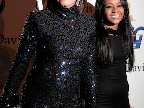 Whitney en Bobbi Kristina vorig jaar op het pre-Grammy-feest van platenbaas Clive Davis waar ze beiden zaterdagavond verwacht werden.