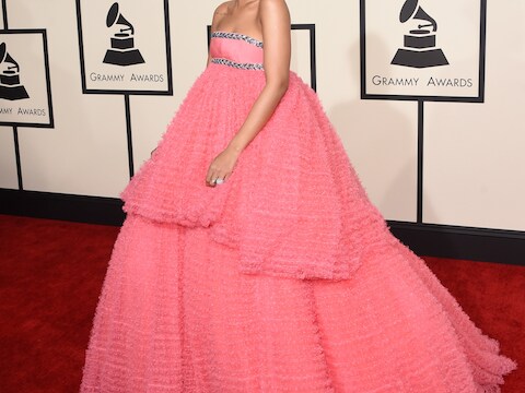 Rihanna op de rode loper van de Grammy's, met haar jurk van Giambattista Valli.