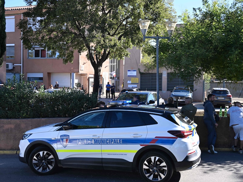 Politie aan het Joseph-Lakanal-college in Aubagne, waar een schooldirecteur en een lerares werden neergeschoten.