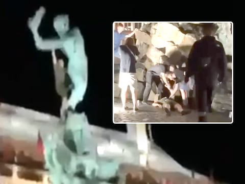 Een jongeman valt van het standbeeld van Brabo in Antwerpen.