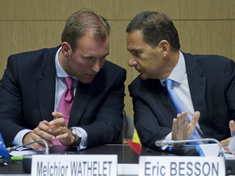 Melchior Wathelet in gesprek met de Franse minister van Migratie Eric Besson.