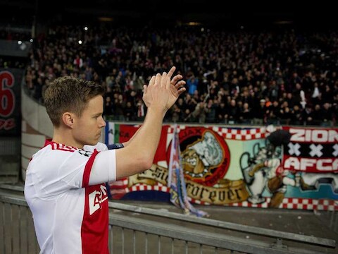 Ajax-speler Niklas Moisander bedankt na de gewonnen wedstrijd tegen Barcelona het publiek op de plek waar een Ajax-supporter van de tribune viel.