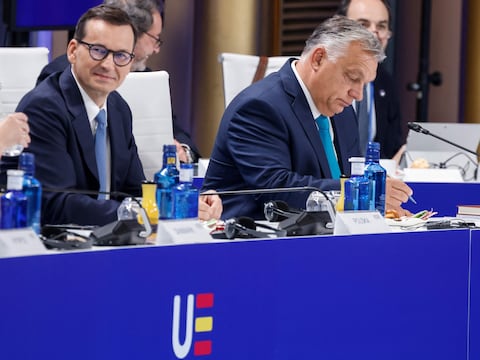 De Poolse premier Mateusz Morawiecki en de Hongaarse premier Viktor Orban op de EU-top in Granada.