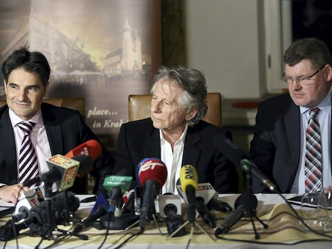 Roman Polanski met zijn advocaten Jerzy Stachowicz (L) en Jan Olszewski (R)