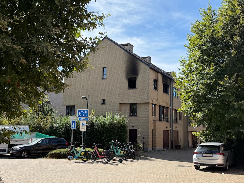 Moeder moet naar ziekenhuis na hevige brand in woning in Evere, waar geen rookmelders hangen
