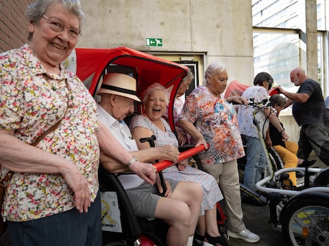 Dit weekend nemen 35 senioren plaats in de riksja tijdens de prideparade. Archiefbeeld. 