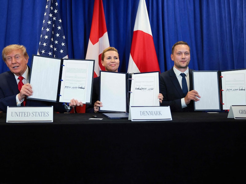 (L-R) De Amerikaanse president Donald Trump, de Deense premier Mette Frederiksen de premier van Groenland, Jens-Frederik Nielsen, bij het ondertekenen van het veiligheidsakkoord in de marge van de Algemene Vergadering van de Verenigde Naties.