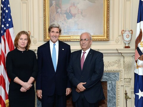 De Amerikaanse minister van Buitenlandse Zaken Kerry (midden) met de Israëlische minister van Justitie Tzipi Livni (links) en het Palestijnse hoofd van de onderhandelingsdelegatie Saeb Erekat.