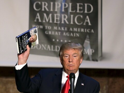 Donald Trump met zijn nieuwe boek 'Crippled America' in de aanslag.