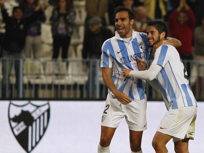 Isco (rechts) wordt gefeliciteerd door Jesus Gamez.