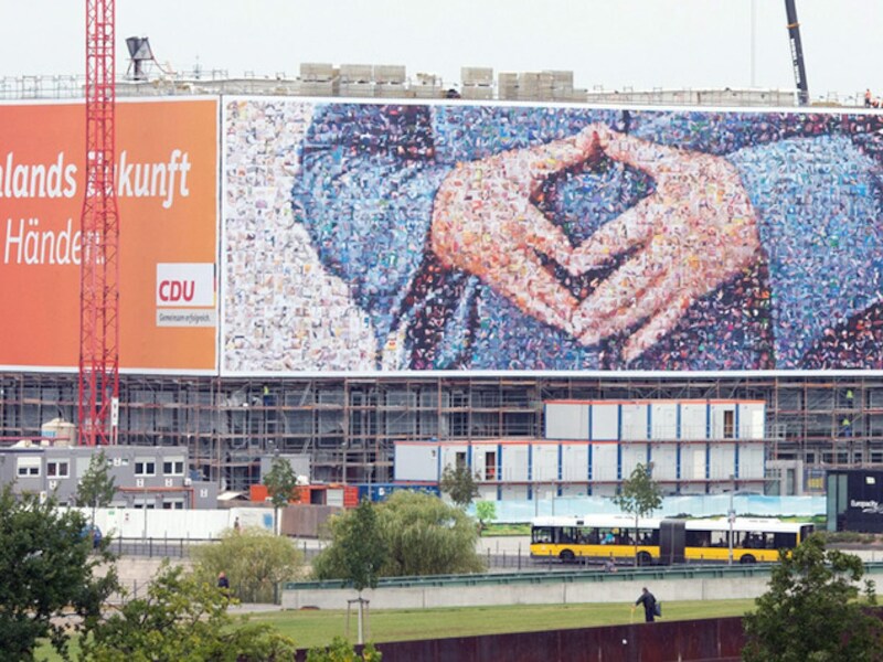 De poster met de handen van Angela Merkel beroert de Duitse gemoederen.