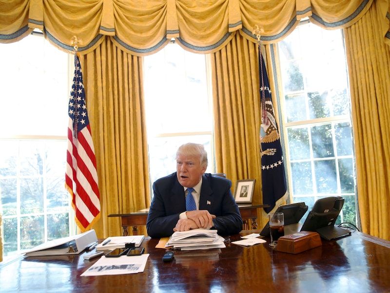Trump in het Oval Office, zijn officiële kantoor in het Witte Huis