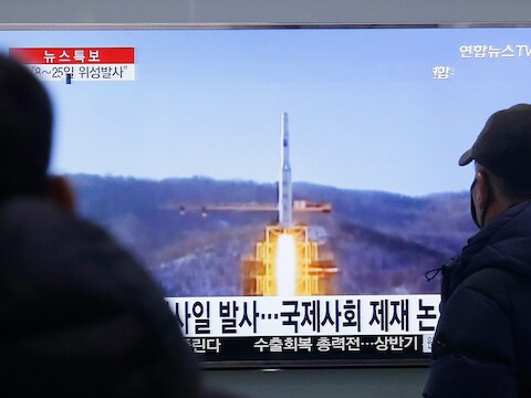 Zuid-Koreanen kijken naar een reportage over de lancering van een raket door Noord-Korea.