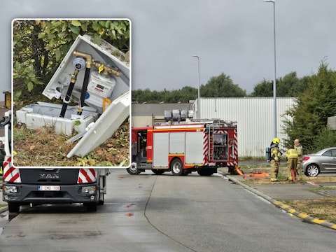 Een vrachtwagen had bij het manoeuvreren een kast met een gasaansluiting geraakt.