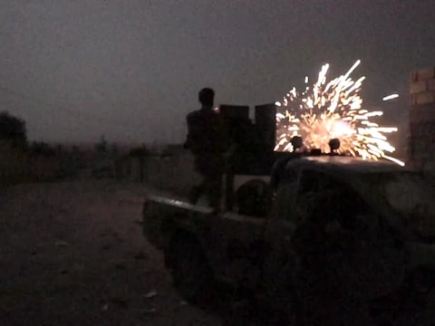 Een Koerdische YPG-strijder geeft van op een afstand ondersteuning aan grondtroepen.