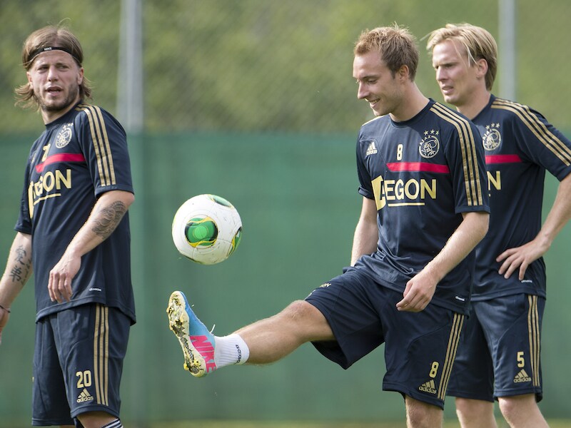 Bay vindt bij Ajax onder meer Lasse Schone, Christian Eriksen en Christian Poulsen terug.
