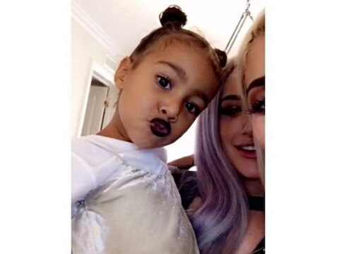 North West op de Snapchat van tante Kylie Jenner met lippenstift aan.
