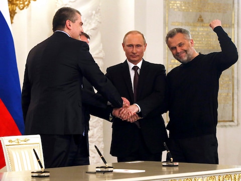Onder meer de eerste minister van de Krim-regering Sergei Aksyonov (l.) en Alexei Chaliy (r.), de burgemeester van Sebastopol, zijn in het Kremlin aanwezig.