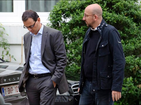 Wouter Beke (CD&amp;V) en Charles Michel (MR) op weg naar de onderhandelingstafel.