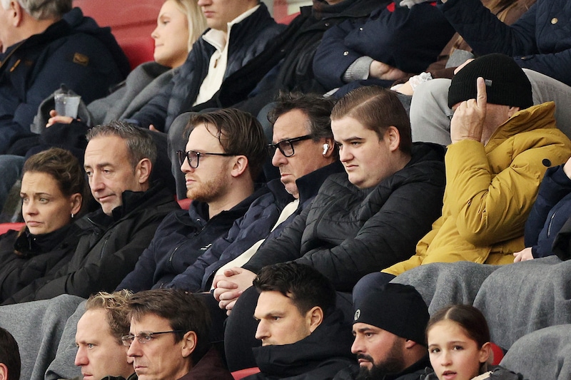 Marco Borsato op de tribune tijdens de wedstrijd tussen AZ en Go Ahead Eagles