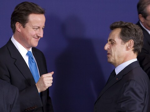 Premier Cameron kon ook een zuur kijkende Sarkozy overtuigen om de begroting te plafonneren.