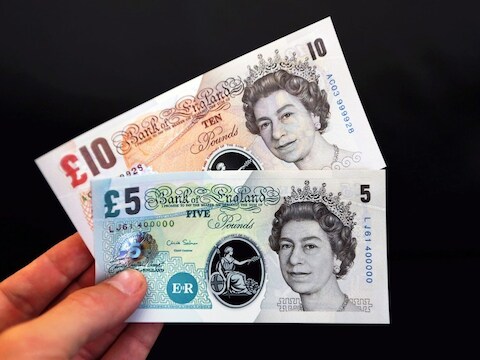 Voorbeelden van plastic Britse bankbiljetten.