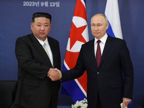 Kim Jong-un en Vladimir Poeti schudden elkaar de hand tijdens hun recent meeting.