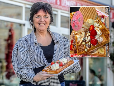 Deze jubileumwafel (foto inzet) is niet voor kleine eters. Op de grote foto: Natalie Camelbeke serveert al 25 jaar reuze(n)wafels in haar zaak in De Panne.