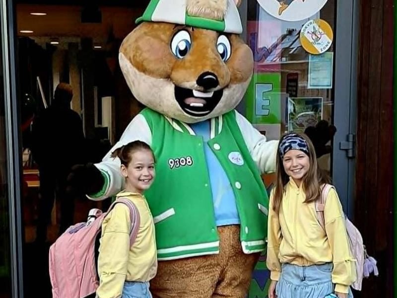 Romi en Noémi uit Aalst beginnen samen aan een nieuw schooljaar